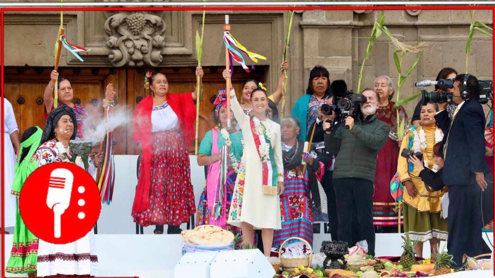 La Presidenta Claudia Sheinbaum recibe el bastón de mando de manos de representantes de pueblos indígenas 