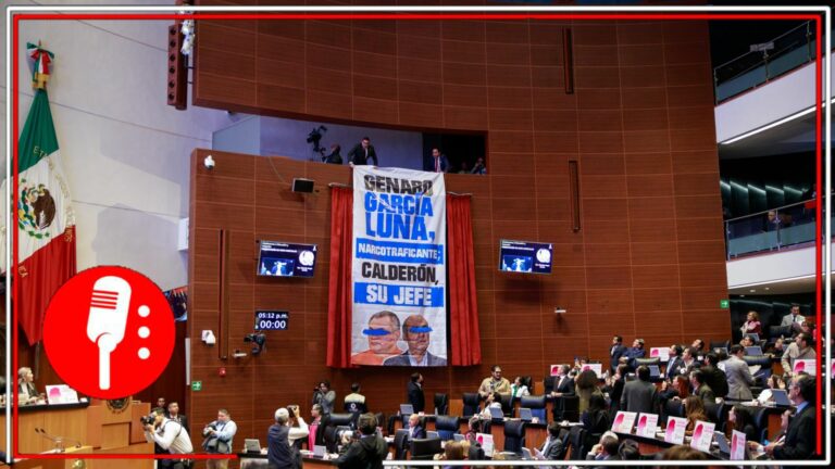 ¡García Luna, narcotraficante! ¡Calderón su jefe! se lee en el Senado de la República
