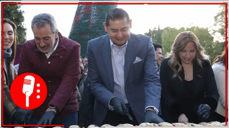 El gobernador de Puebla, Alejandro Armenta y el alcalde de la capital, Pepe Chedraui, parten la Rosca de Reyes monumental con el pueblo
