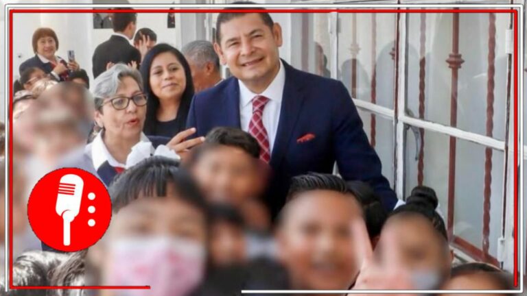 Alejandro Armenta regresa a su primaria e inaugura la rehabilitación de aulas y el techado de la explanada