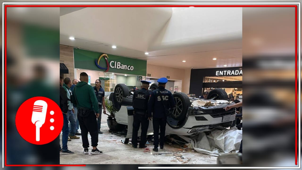 Mujer cae en su auto desde el tercer piso
