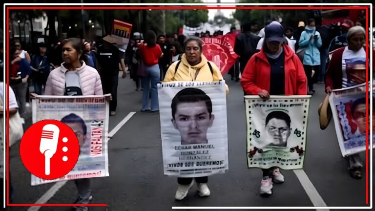 Padres de Ayotzinapa exigen justicia en marcha por desaparición de normalistas