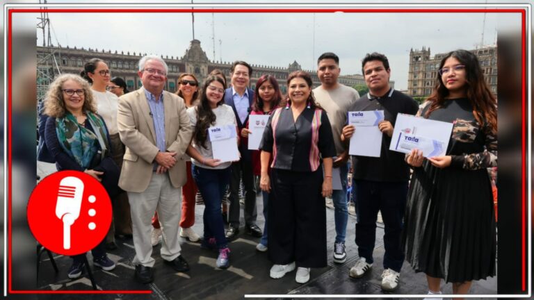 Clara Brugada entrega 10 mil becas de transporte a universitarios