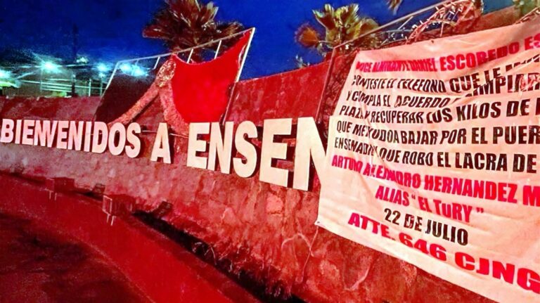Narcomantas amenazan al comandante naval en Ensenada