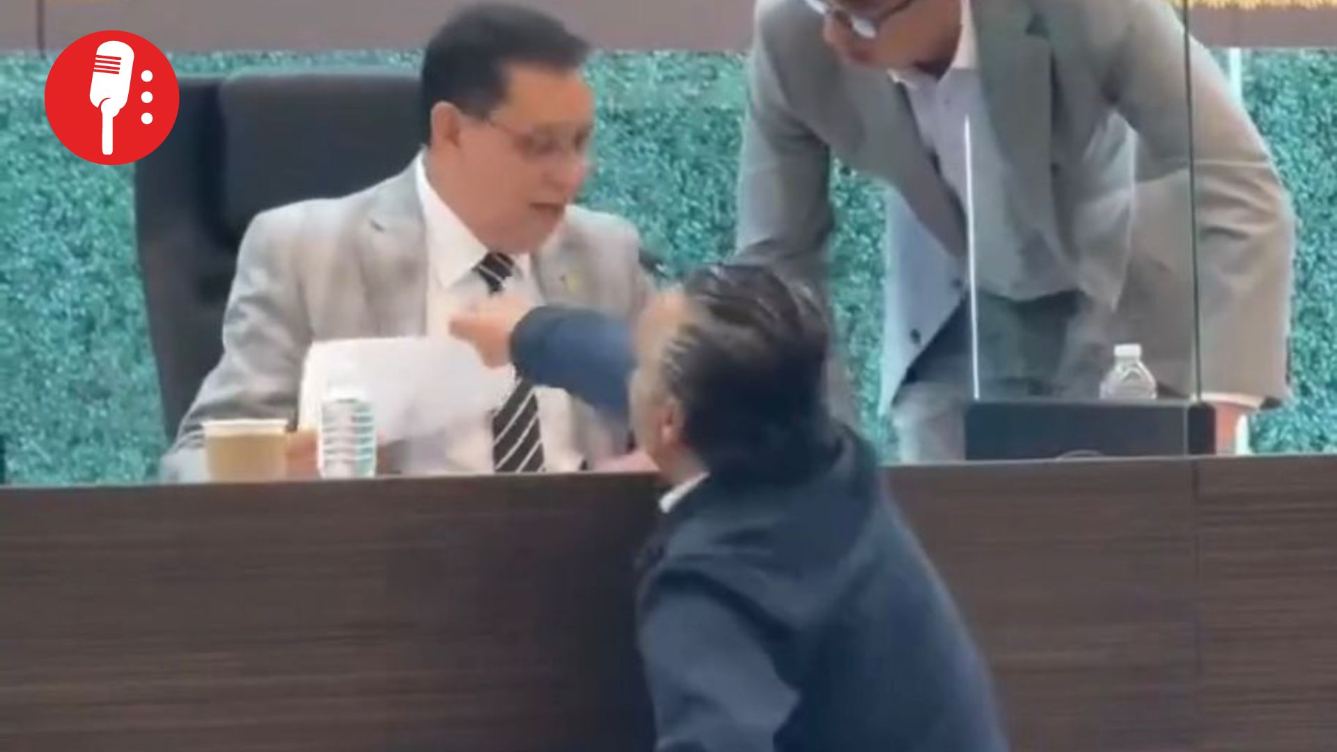 PAN violenta Congreso en Querétaro; diputados arrebatan acta de sesión y urna de votación