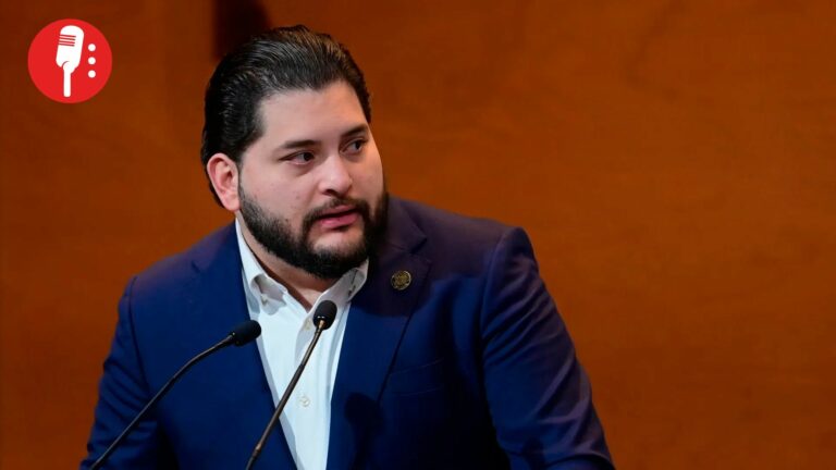 Diputado priista presume reloj de 3 millones de pesos tras agredir a Noroña