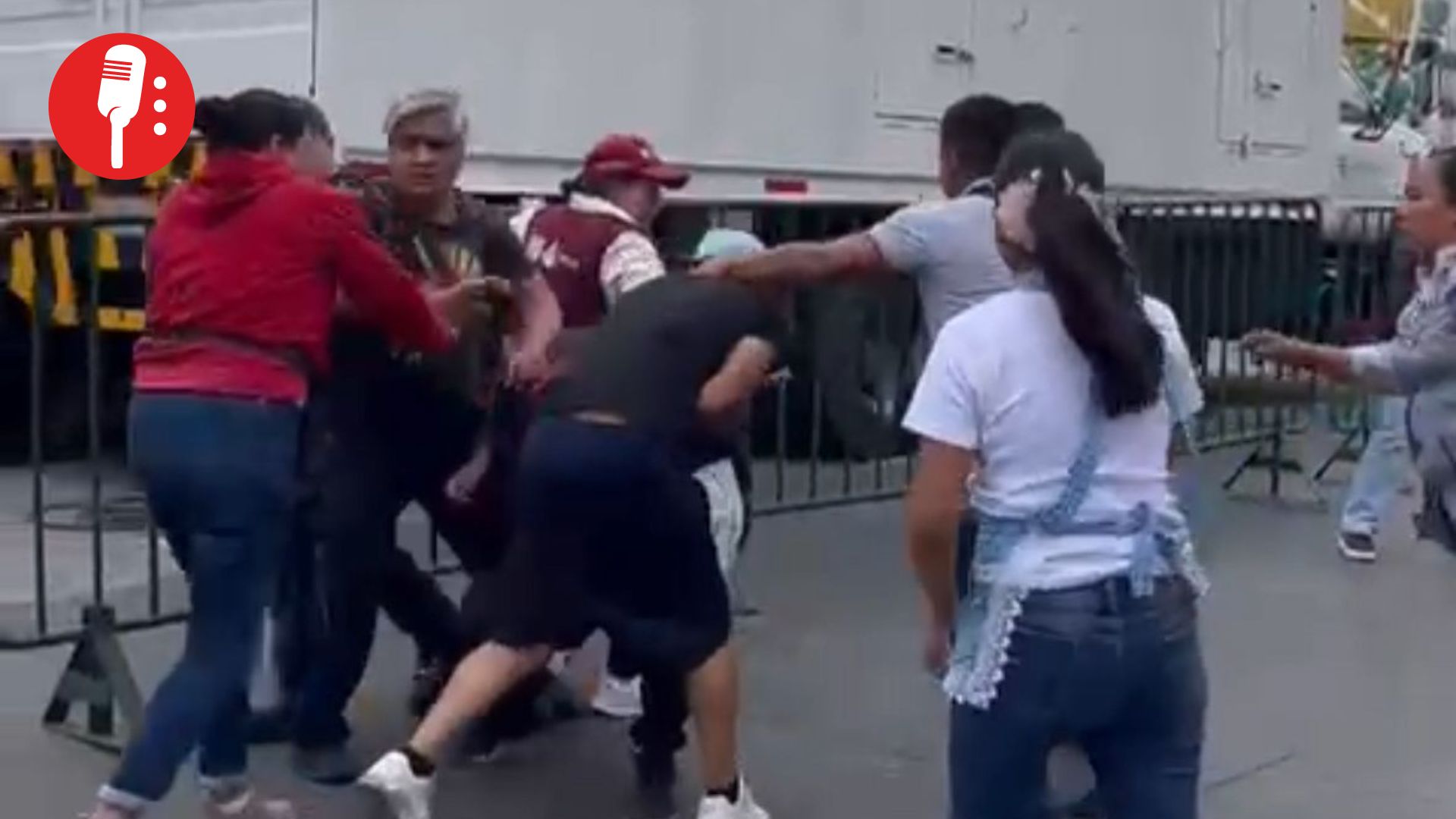 Grupos de choque disfrazados de comerciantes agreden a personal del Gobierno en víspera del Grito