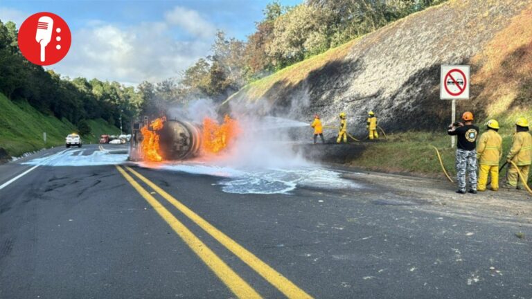 Vuelca pipa de gasolina en Puebla y provoca incendio en autopista México–Tuxpan