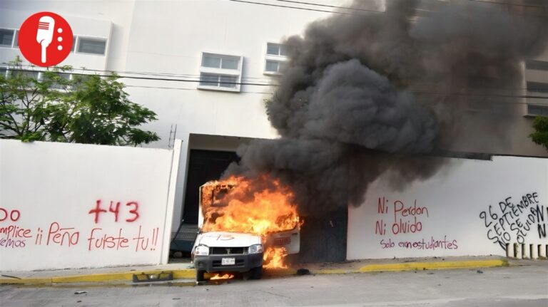 La protesta por los 43: jóvenes llenan de fuego y reclamos Iguala