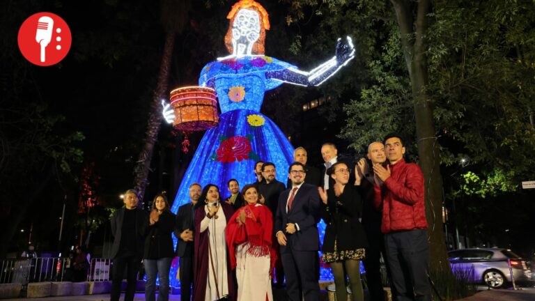 Brugada visita Reforma entre gigantescas luminarias, alebrijes y cempasúchiles
