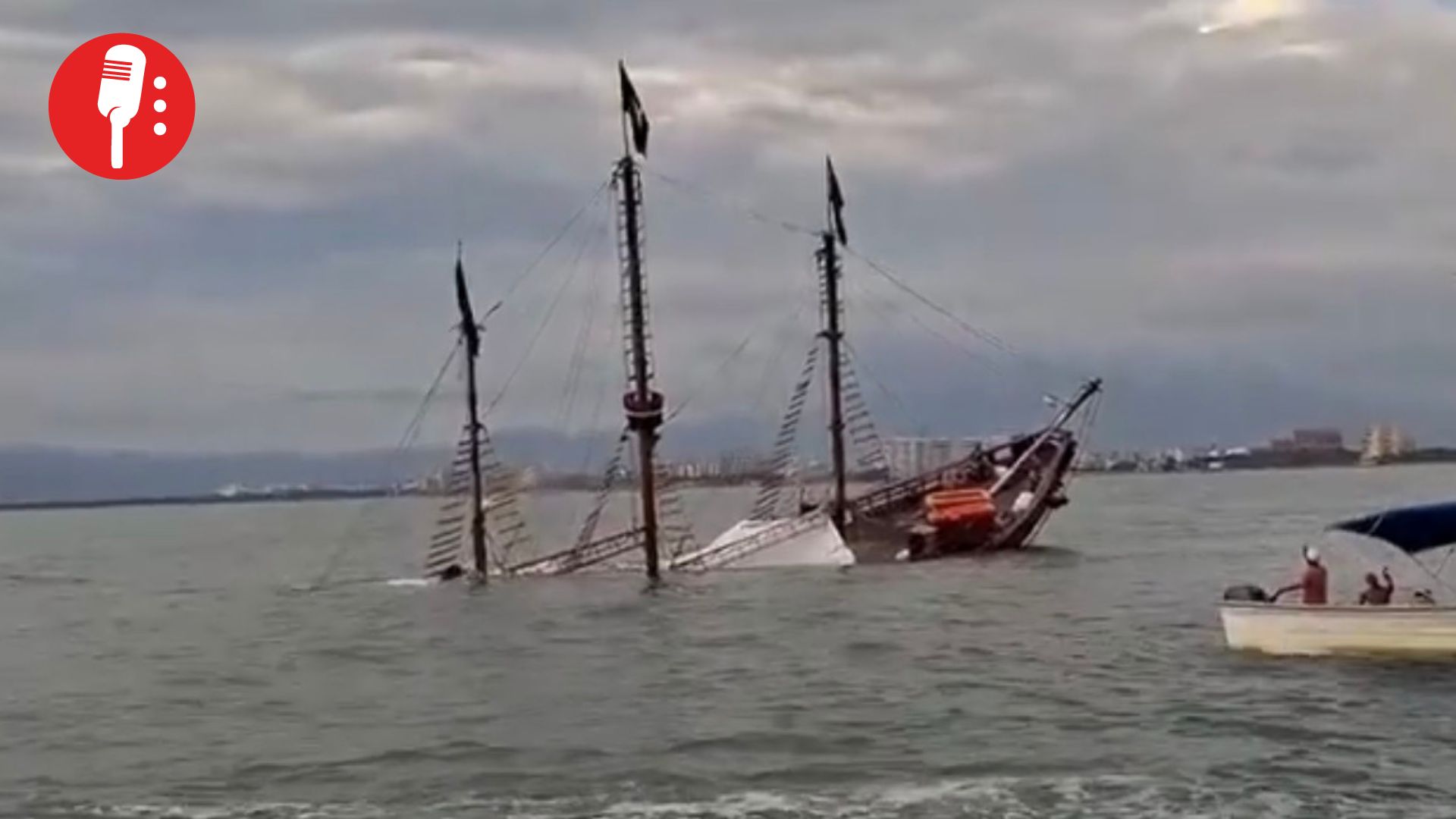 Fin de una era: se hunde el Marigalante, emblema turístico de Puerto Vallarta