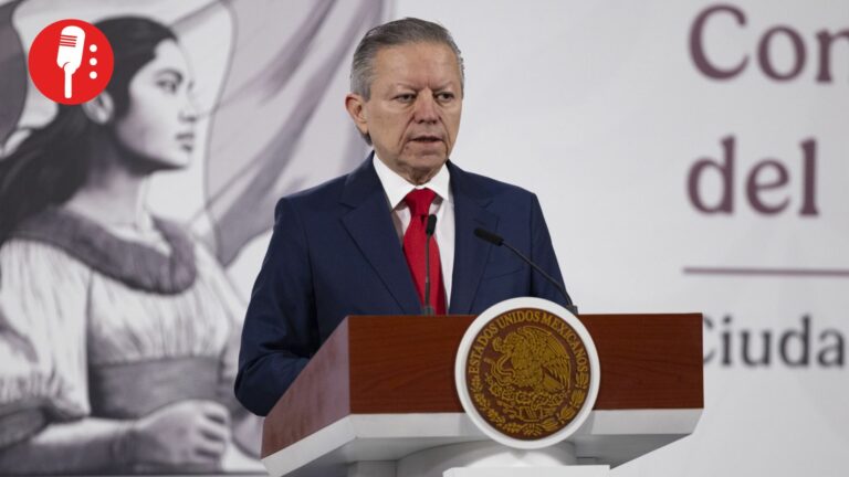 Zaldívar alerta sobre retroactividad en la Ley de Amparo; Sheinbaum respalda la defensa de la Constitución