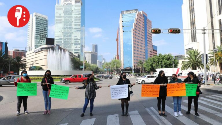 Trabajadores del SAT paran labores y bloquean avenidas en CDMX para exigir salarios dignos