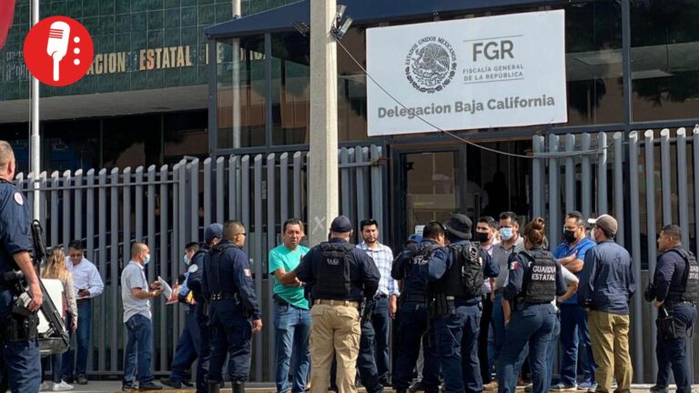 FGR investiga a policías de Baja California por robo de 180 kg de cocaína