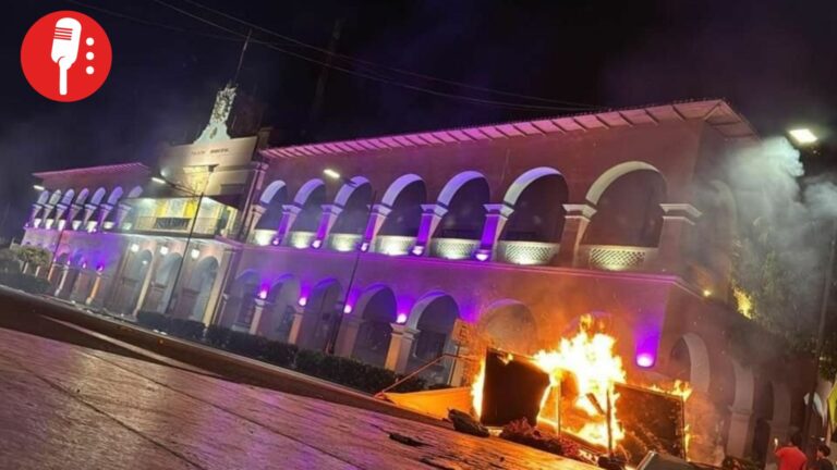 Incendian Palacio Municipal de Apatzingán en protesta por asesinato de Carlos Manzo