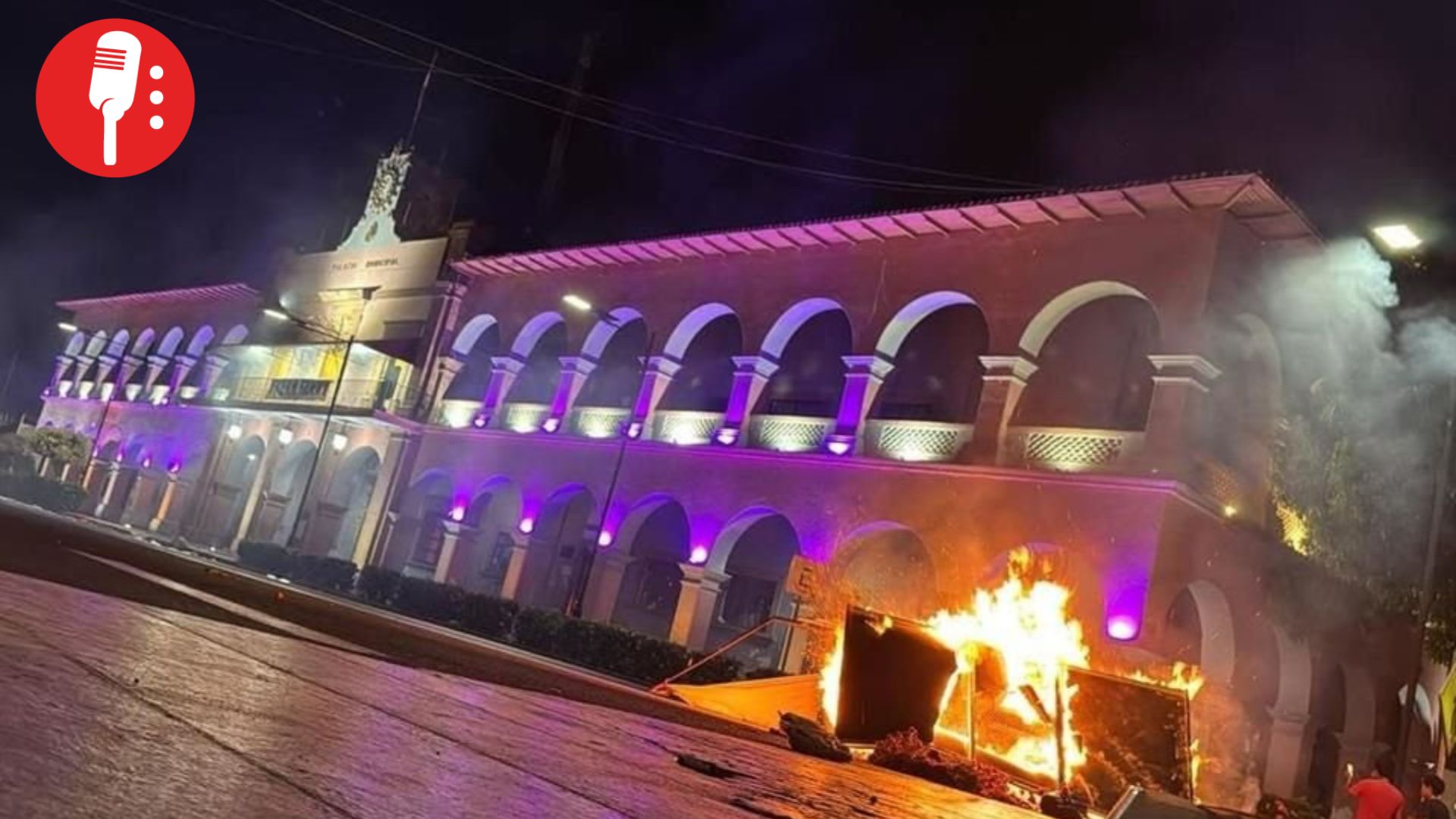 Incendian Palacio Municipal de Apatzingán en protesta por asesinato de Carlos Manzo