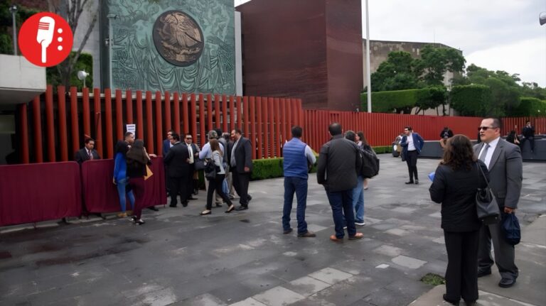 Cámara de Diputados cierra por llegada de la CNTE