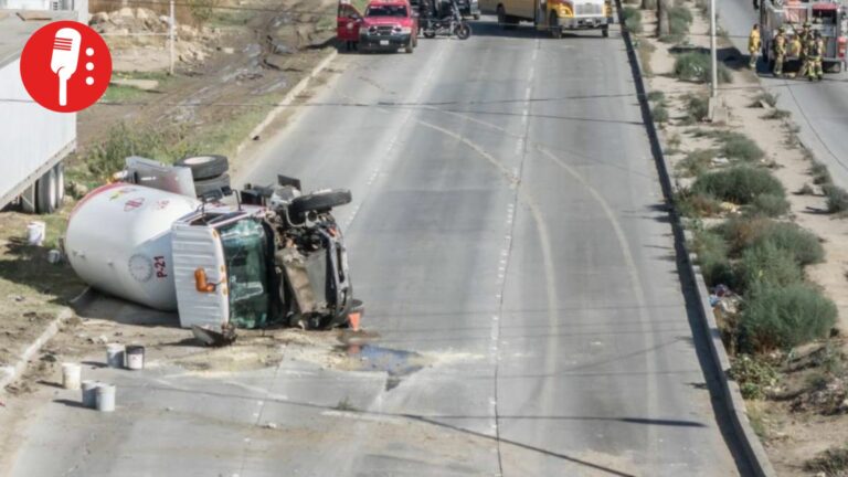 Exceso de velocidad provoca volcadura de pipa con Gas LP en la Peñón-Texcoco