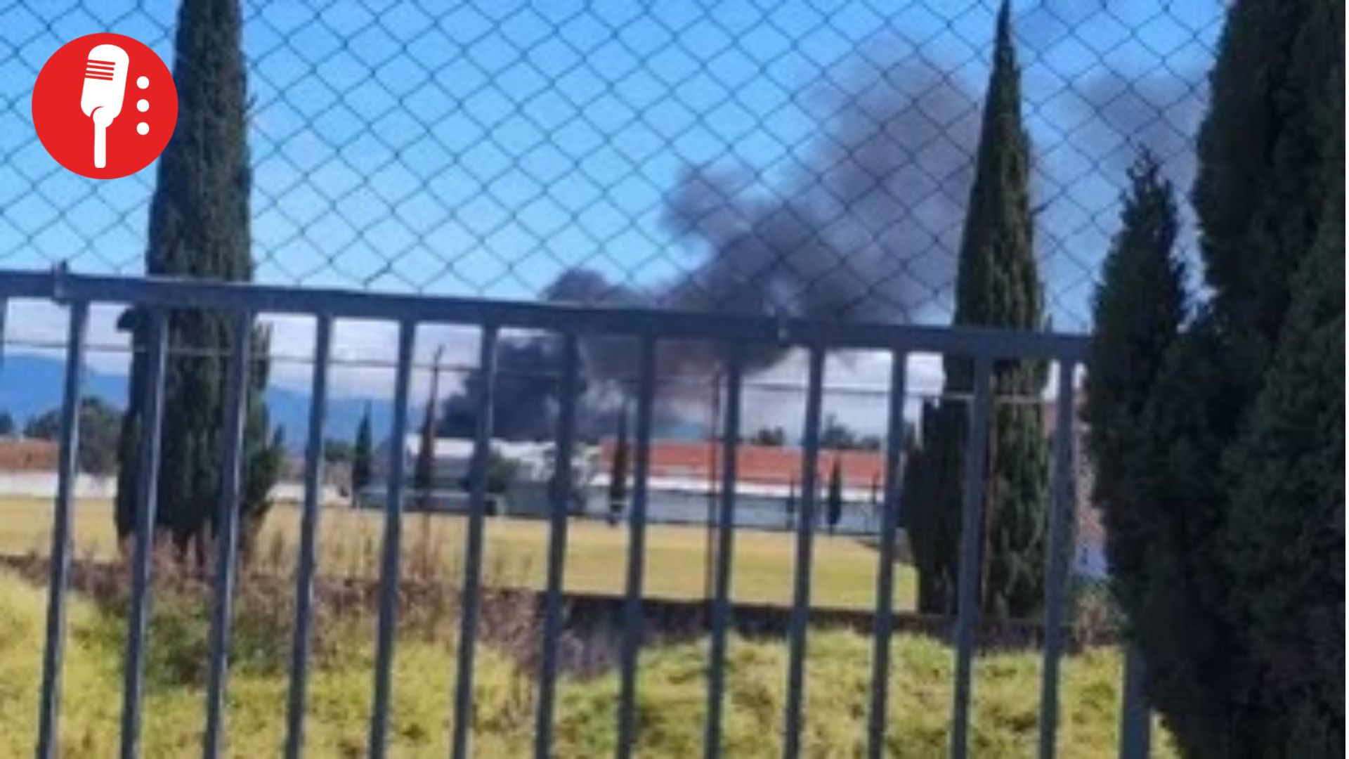 Jet ejecutivo se desploma a metros del Aeropuerto de Toluca; confirman al menos seis fallecidos