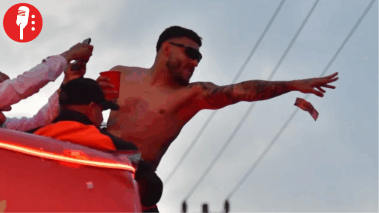 Como Rey: Alexis Vega regala dinero en el desfile del campeonato de Toluca
