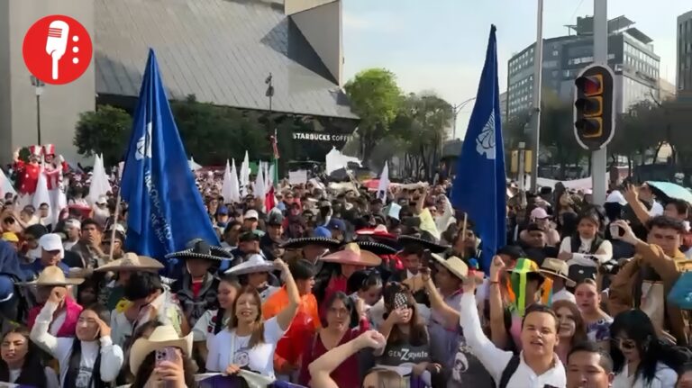 Jóvenes defienden a Sheinbaum en el Zócalo