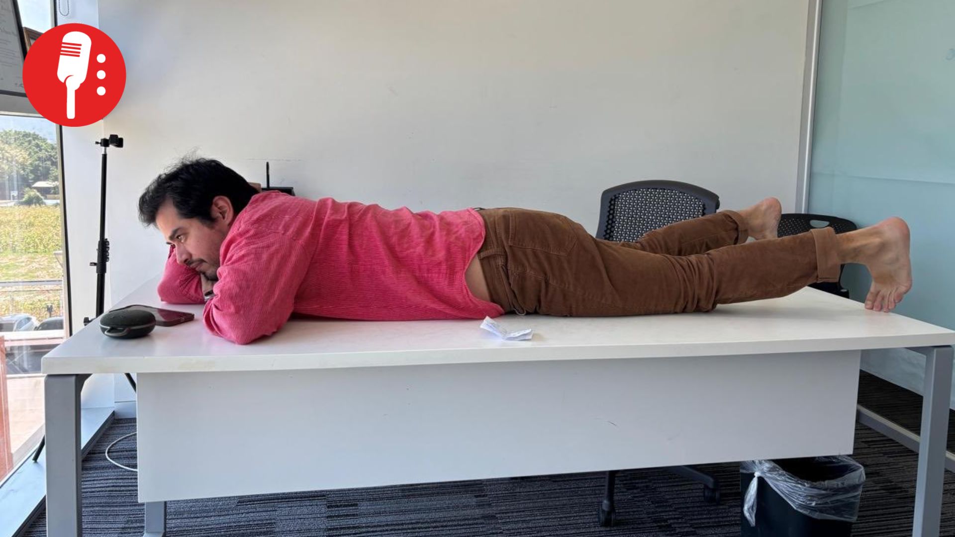 Exhiben a funcionario de MC recostado en escritorio en plena jornada laboral