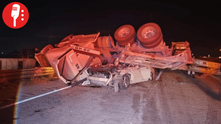 Tractocamión vuelca y aplasta a auto en Arco Norte; hay cierre total
