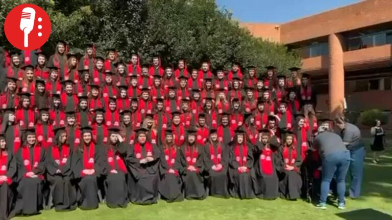Colapsa estructura durante foto de generación en Ibero; hay 33 lesionados