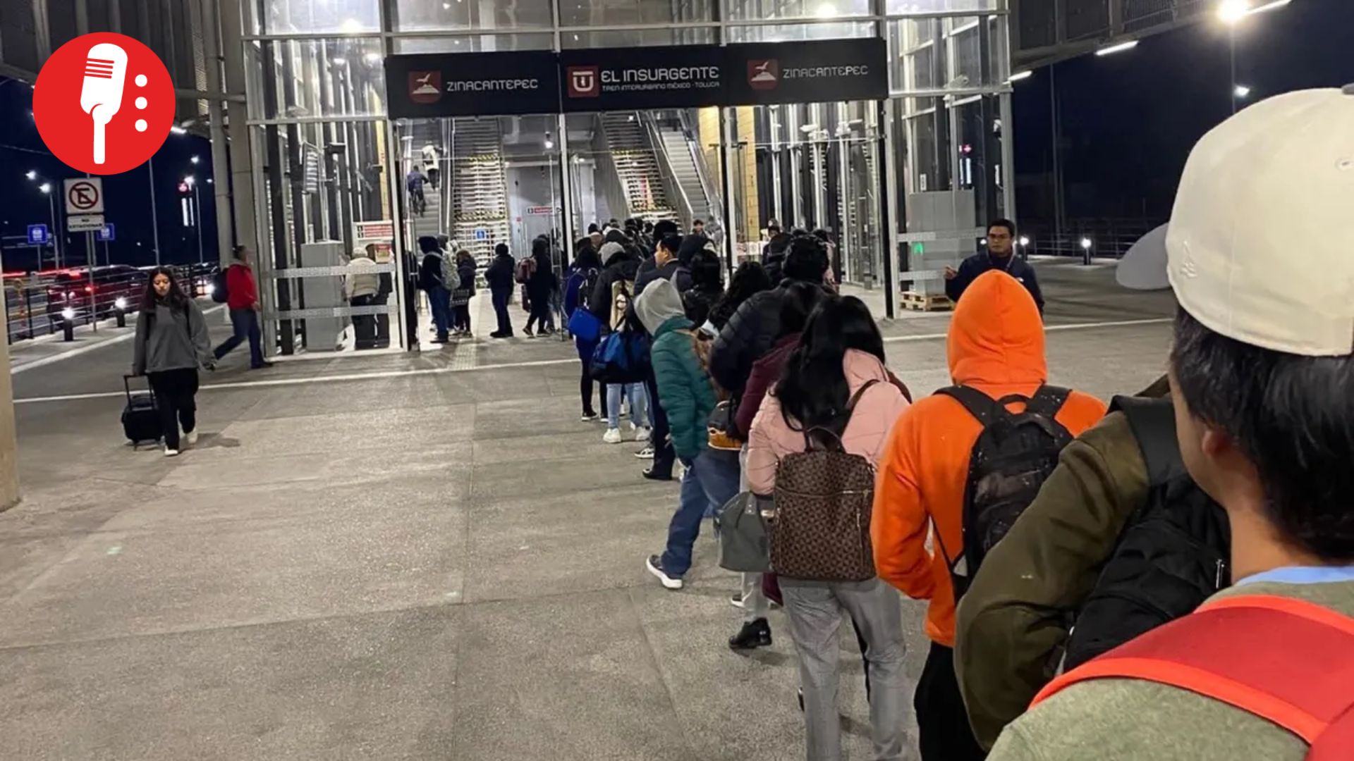 Largas filas acompañan el inicio del tramo completo del Tren México-Toluca