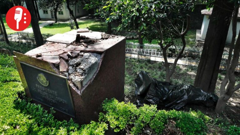 Felipe Calderón, otra vez por los suelos: su escultura sigue tirada en Los Pinos