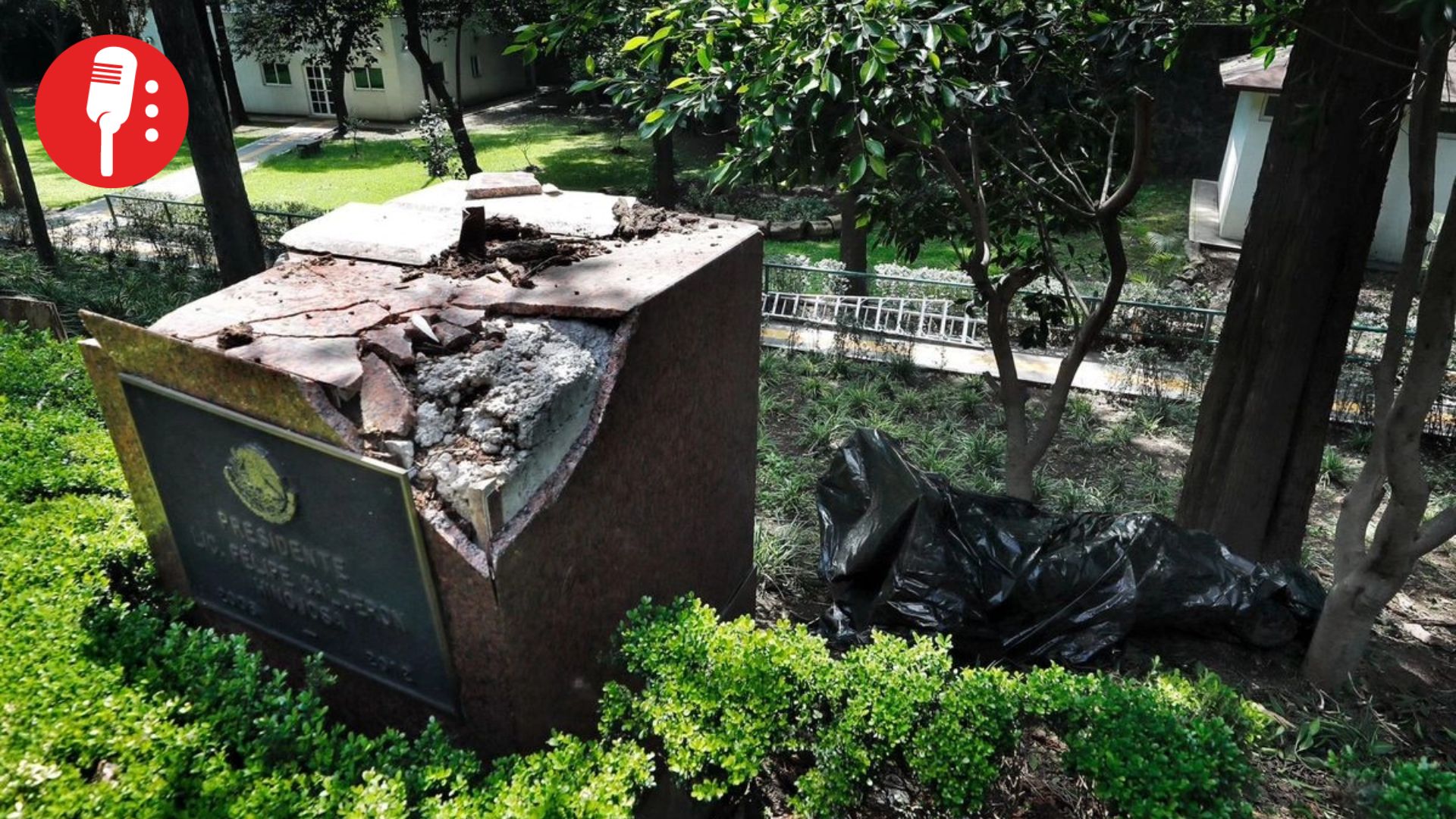 Felipe Calderón, otra vez por los suelos: su escultura sigue tirada en Los Pinos