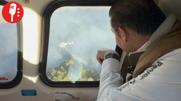 Alejandro Armenta supervisa las labores en el incendio en la Sierra Negra