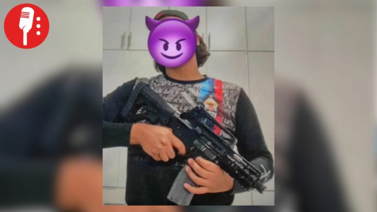 Hijo de funcionarios de Oaxaca posa con autos de lujo y armas del ejército