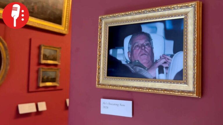 Cuelgan en el Louvre fotografía del arresto del príncipe Andrés