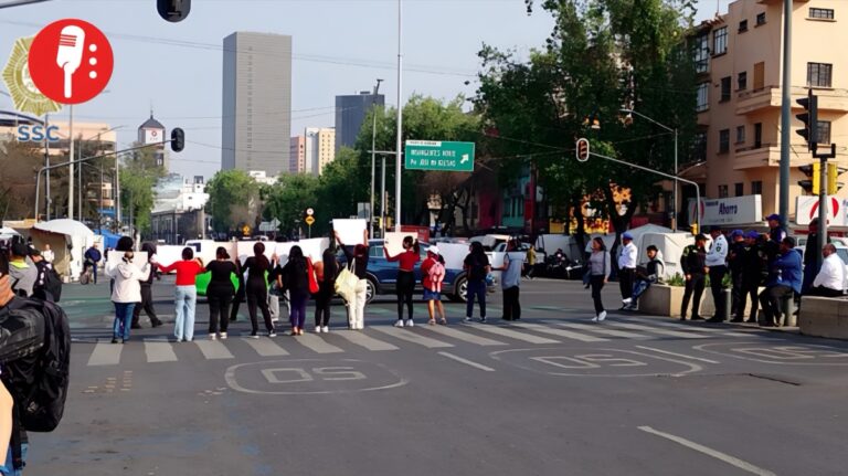 Comerciantes protestan por sus derechos en la avenida San Cosme