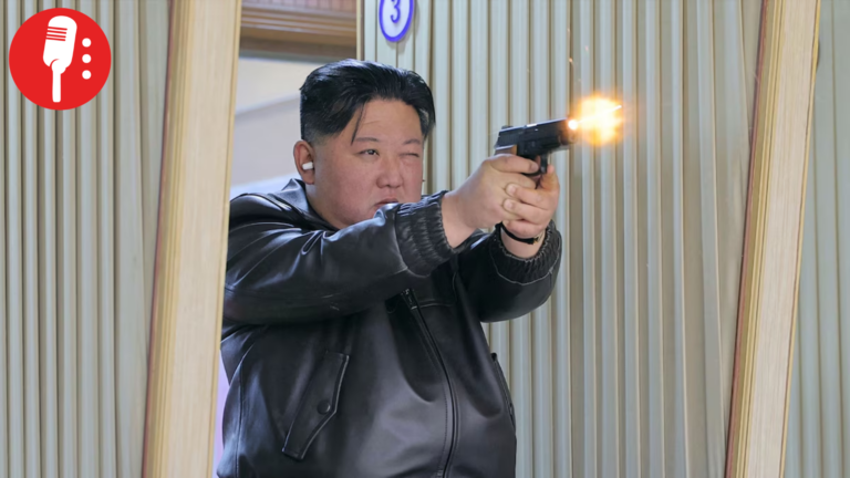 Kim Jong-Un supervisa producción de armas ligeras y dispara pistolas junto a su hija