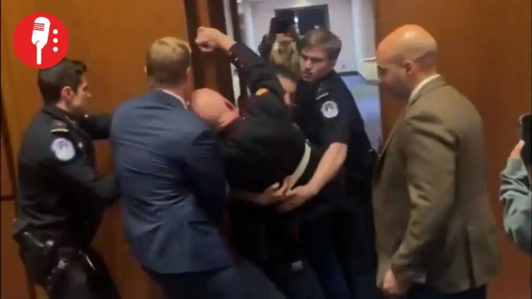 Ex marine es expulsado violentamente del Senado de EUA tras protestar contra guerra en Irán