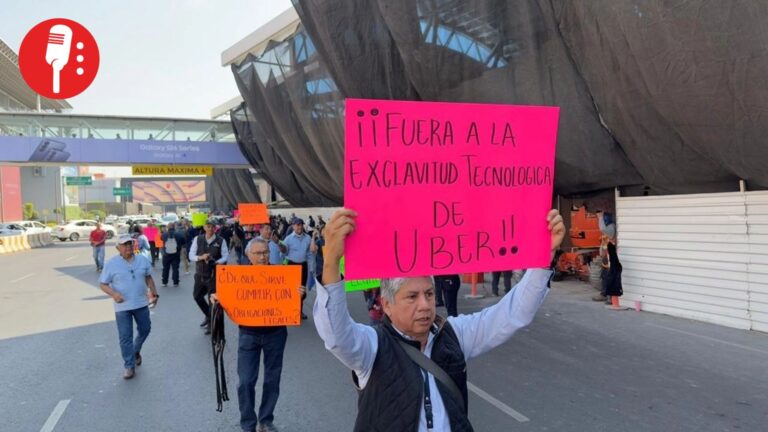 Taxistas del AICM bloquean terminales y exigen frenar operación de Uber y Didi