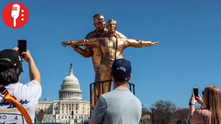 Colocan estatua de Trump y Epstein imitando escena de “Titanic” cerca del Capitolio