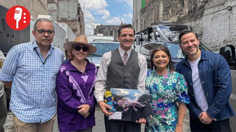 Pedro Pascal recibe ajolote de Brugada durante rodaje en CDMX
