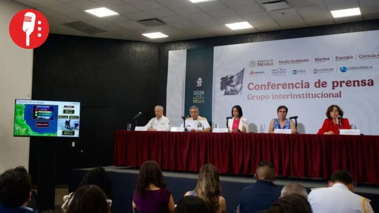 Pemex separa a tres funcionarios por derrame en el Golfo de México