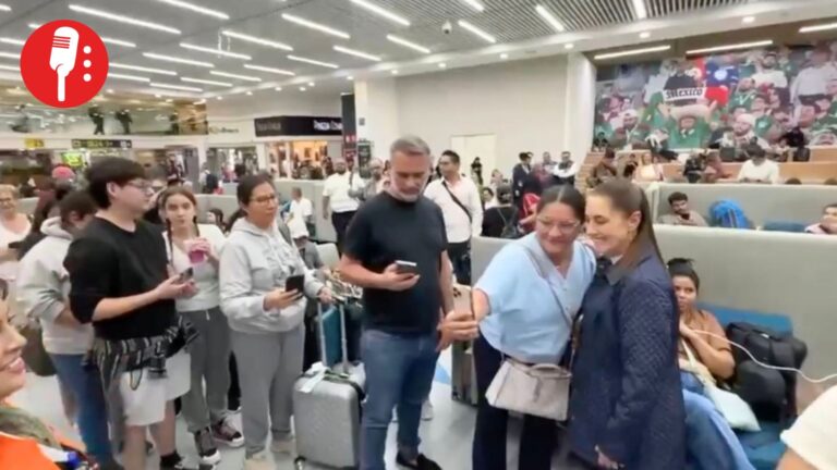 Sheinbaum parte a Barcelona arropada por mexicanos en el AICM