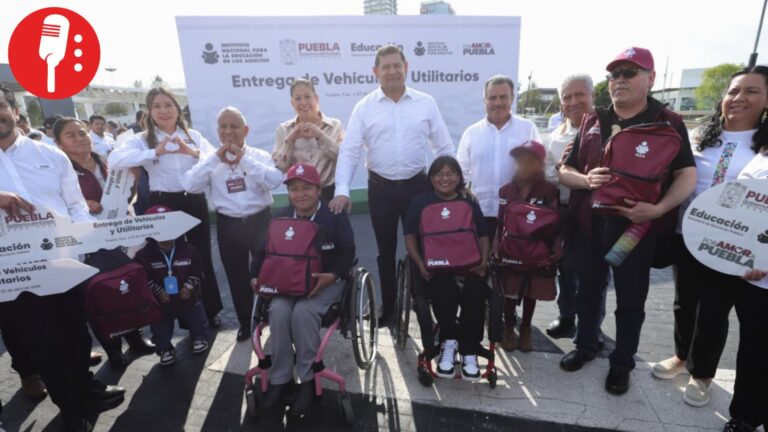 Puebla entrega vehículos y equipo para apoyar la alfabetización