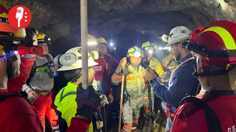Minero rescatado con vida en El Rosario