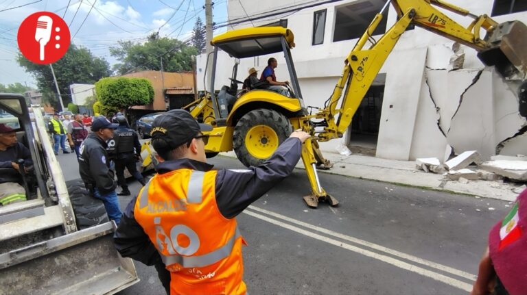 Demuelen barda por invadir acera en Jardines del Pedregal