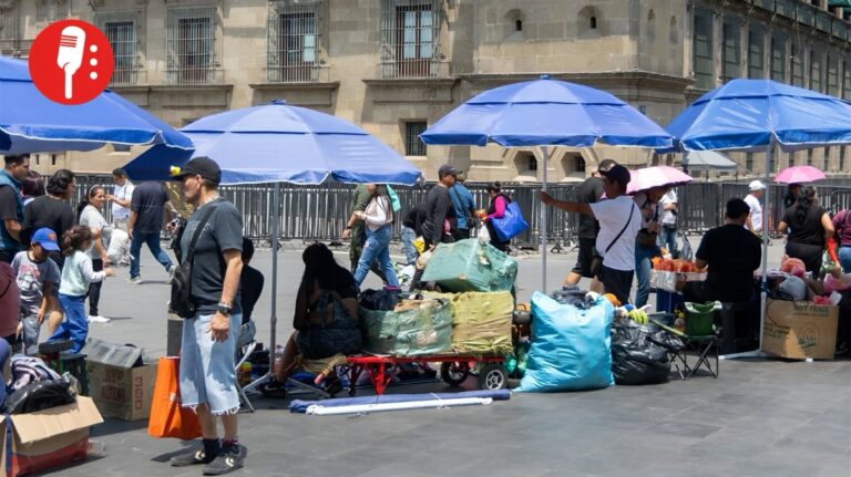 Comerciantes agreden a periodistas frente a Palacio Nacional