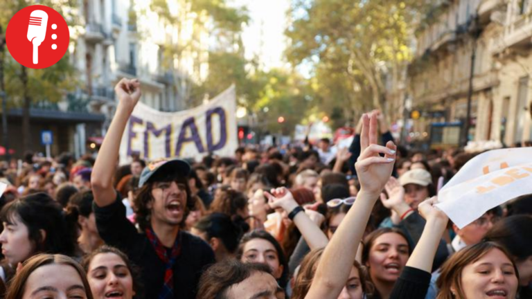 Miles protestan en Argentina contra recortes universitarios de Milei