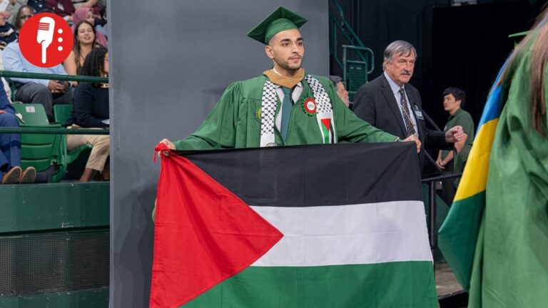 Estudiantes sacados de su graduación por una bandera de Palestina