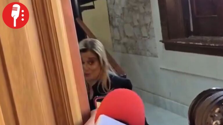 Maru Campos evita reporteros y les azota puerta durante protestas