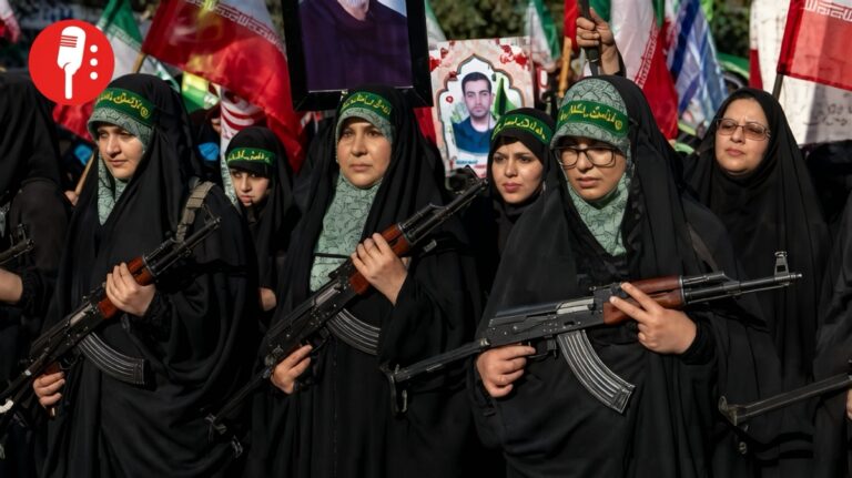 Civiles iraníes se entrenan con kalashnikovs